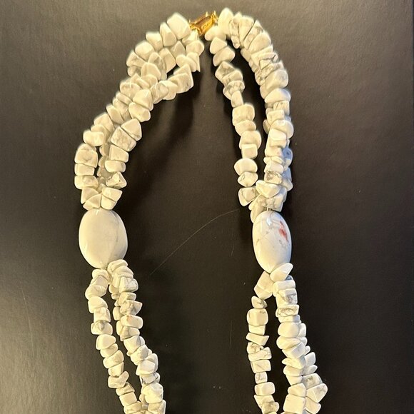 🤍 18” White Howlite Double-Strand Statement Necklace – Polished Gemstones - Picture 3 of 3
